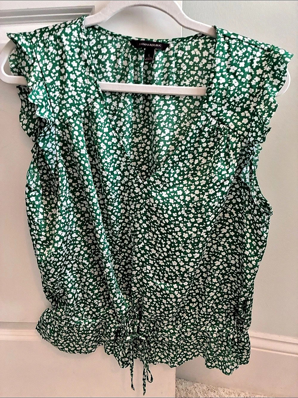 Banana Republic Floral Ruffle Blouse in Green & White Size Large Like New Satin